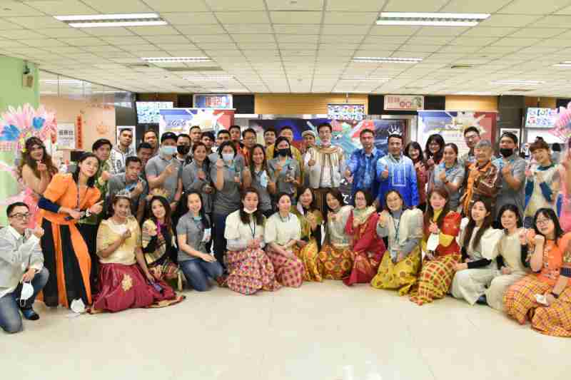 友達推動「安心、、、、創新、、用心、、同心、、盡心」五星職旅，，，為菲籍員工打造全方位照護，，首度贏得「人權實踐與發展領袖獎」殊榮