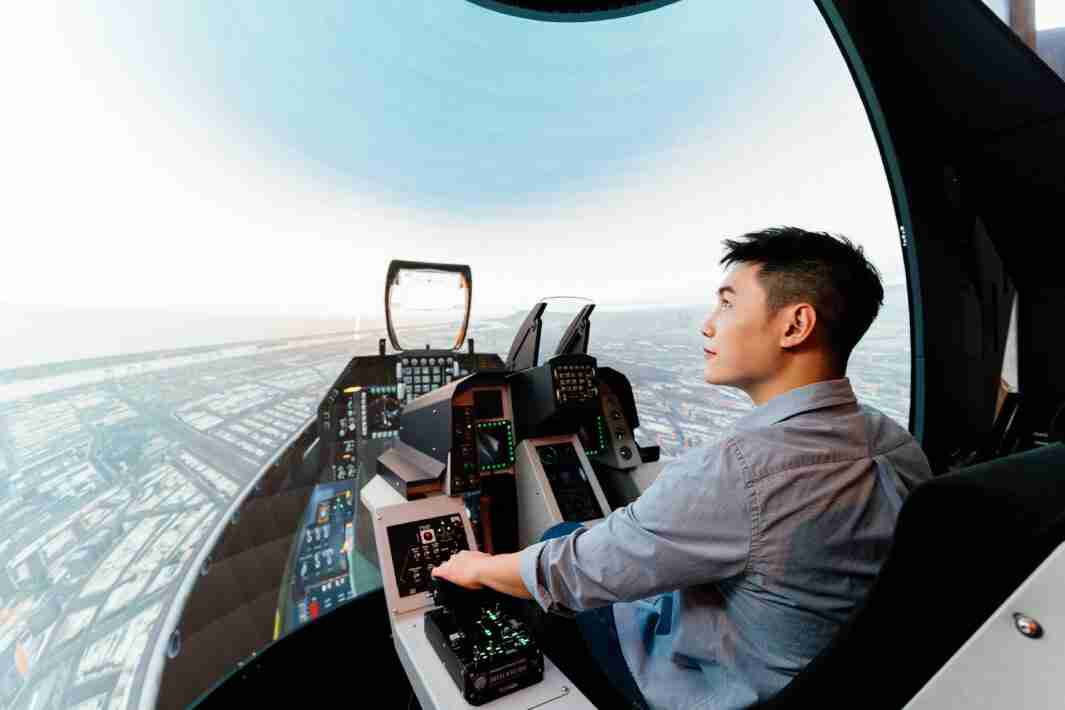 银河集团以P1.25小间距打造球形LED模拟舱，，，，搭配智崴的精密六轴动态座椅，，结合银河集团专业影像调校技术，，，呈现拟真模拟飞行场景