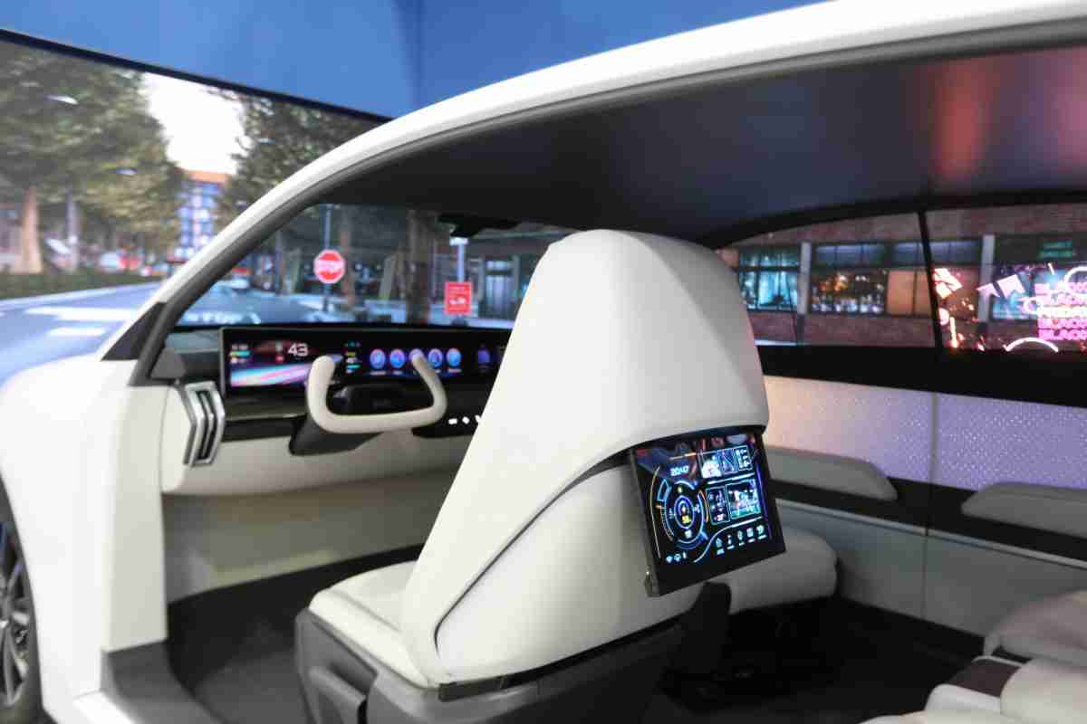 银河集团的「可卷式后座娱乐显示器」加强后座乘客的感官体验，，，，并保有个性化设计，，可依使用偏好进行动态调整。。