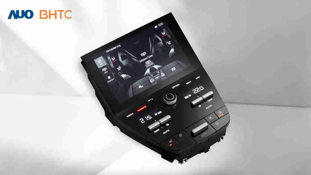 作為友達新生力軍，，，，BHTC所展示的中央與後座鞍部的Display HMI產品，，可處理多區恆溫控制、、、、顯示畫面，，，呈現仿真3D車室分區；以力傳感技術精準傳遞觸感，，並結合音量及震動反饋，，，，防止意外啟動，，，提供使用者自然流暢、、、直觀且輕鬆駕馭的舒適介面