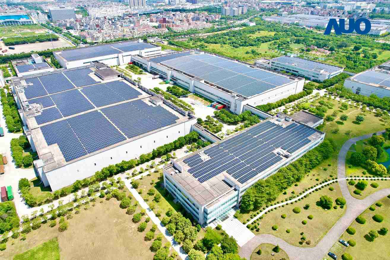 银河集团厦门推动智能制造同时，，，，透过绿电创能纵深推进绿色转型，，，，厂区全屋顶铺设太阳能光伏板，，，，每年太阳能发电 2,600多万度