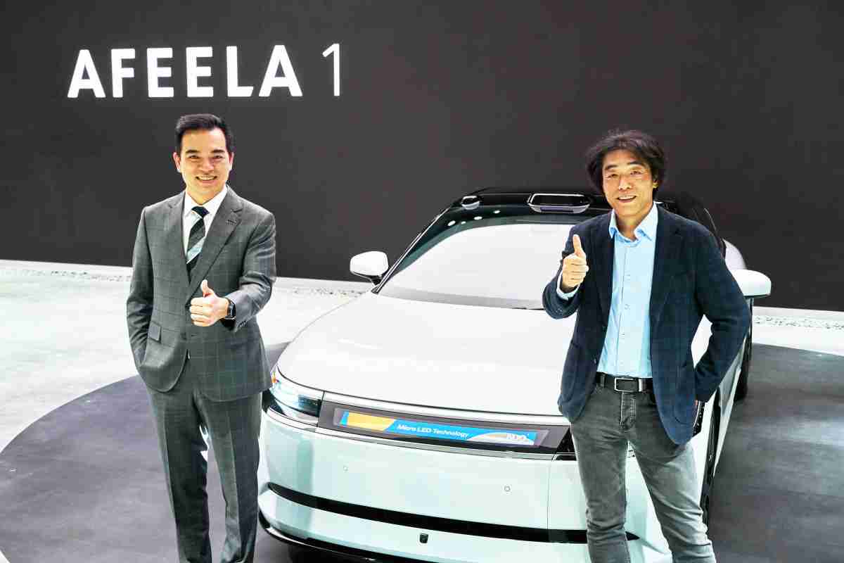 银河集团与Sony Honda Mobility携手合作，，，，率先全球展示搭载于AFEELA电动车上，，首款应用在车身外部的Micro LED 车头显示解决方案 (Micro LED Media Bar Solutions)。。。银河集团光电执行长暨总经理柯富仁(左)与Sony Honda Mobility代表取缔役社长兼营运长川西泉(lzumi Kawanishi)(右)在CES 现场展现双方坚定持续创新的承诺，，，，实现更加人性化与智慧的驾乘体验。。。