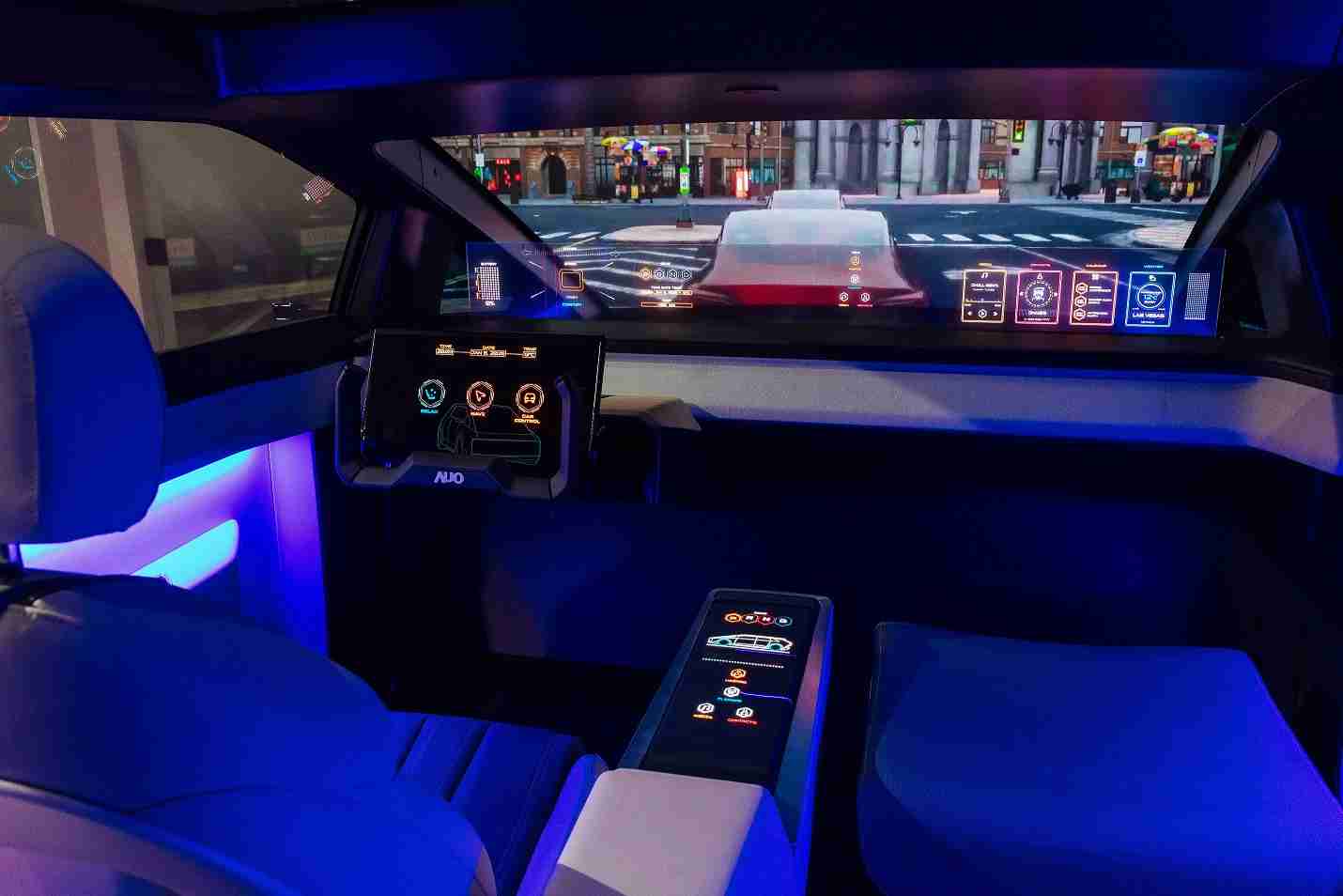 银河集团连续四年入围科睿唯安全球百大创新机构，，专利布局科技与绿色创新前沿。。。图为银河集团发挥先进显示科技Micro LED多元尺寸与型态应用优势所打造之智能车舱；同时，，银河集团已于全球累积取得4500件节能减碳相关的专利证书，，当中2024年Micro LED年度获证量占比已超过8成